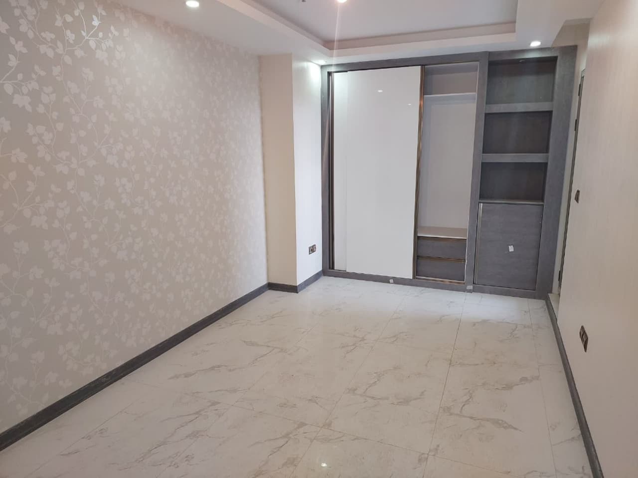 فروش, آپارتمان,  مسکونی ,  135 متر,  قیمت بالا 